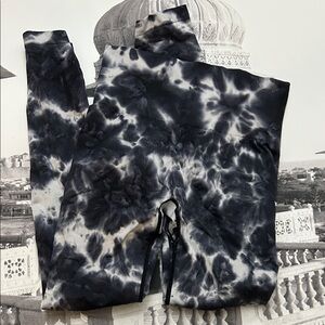 Chic Black and White Tie-Dye Leggings